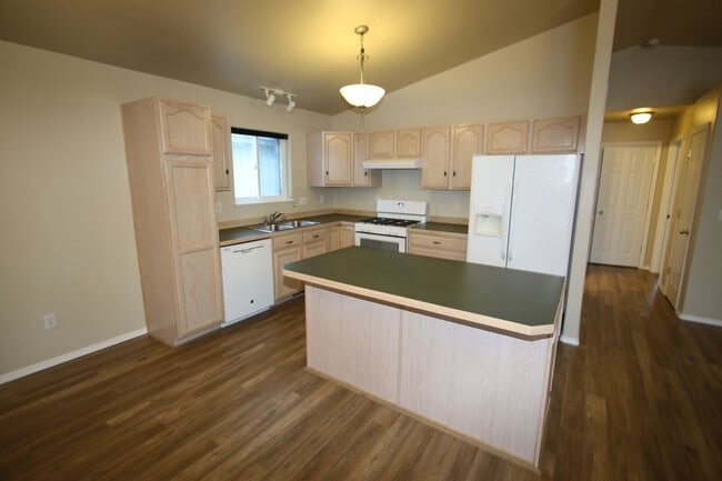 Building Photo - 3 Bedroom Home in North East Anchorage!