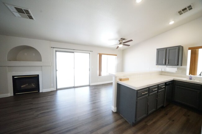 Building Photo - Showings Available NOW