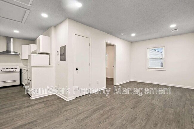 Building Photo - 3103b Azalea Dr