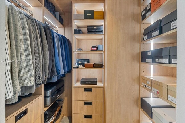 Building Photo - 1331 Brickell Bay Dr