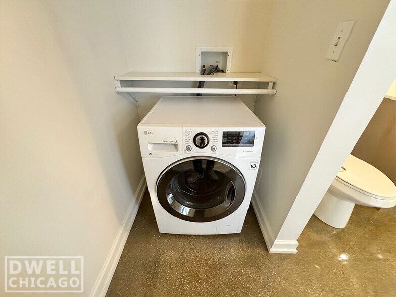 Building Photo - 102 W Chicago Ave