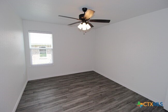 Building Photo - 118 Wind Ridge Dr