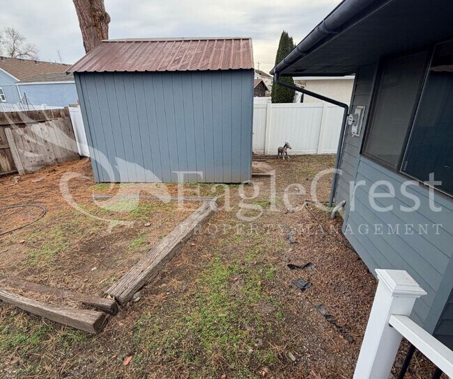 Building Photo - Thoughtfully Designed 3 Bedroom 2 bathroom Home with Open Kitchen and Private Deck