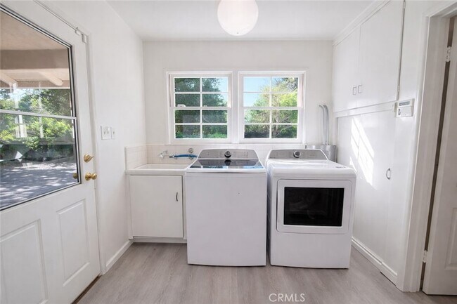 Building Photo - 18 Woodland Ln