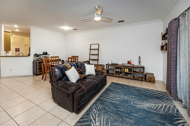 Building Photo - 3021 Grandiflora Dr