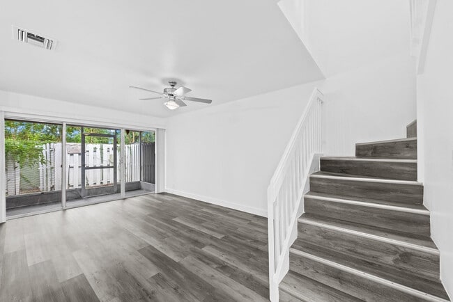 Building Photo - 822 Crystal Lake Dr