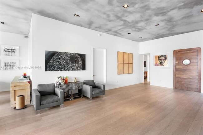 Building Photo - 441 E Dilido Dr