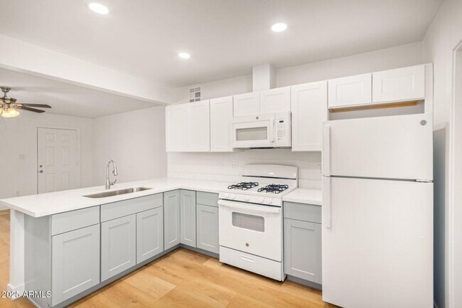 Building Photo - 2-bedroom, 1-bath duplex by ASU