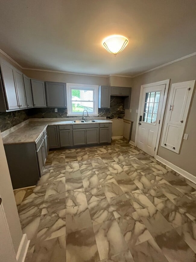 Building Photo - Charming 9 Bedroom Home Located In Raleigh NC!!!