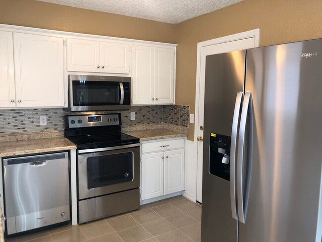 Building Photo - 3 bedrooms, 2 baths with a 2 car garage for rent near NE 10th between Midwest Blvd and Douglas Bl...