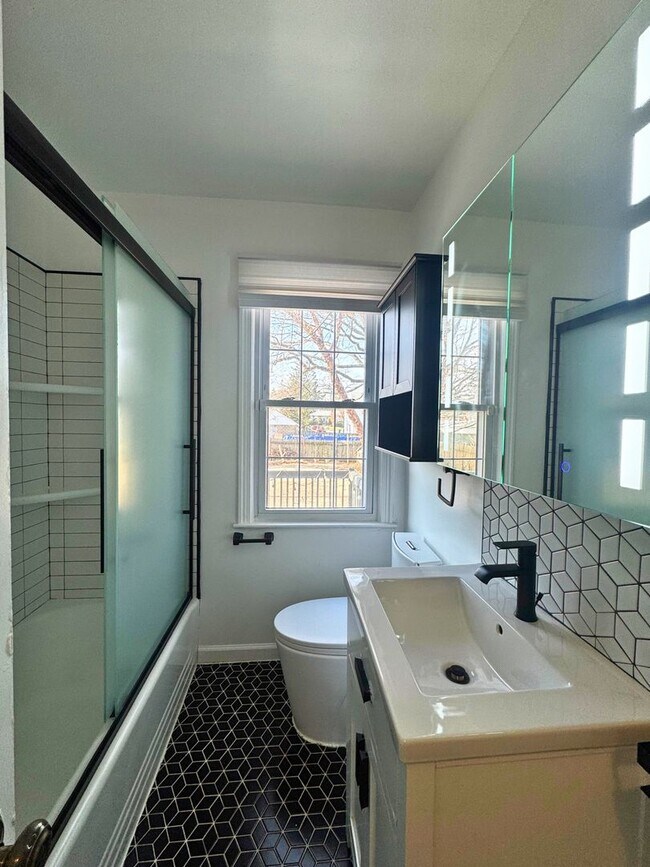 Building Photo - Beautiful and Spacious 4BD 2BA Single-Family Home in Arlington Heights