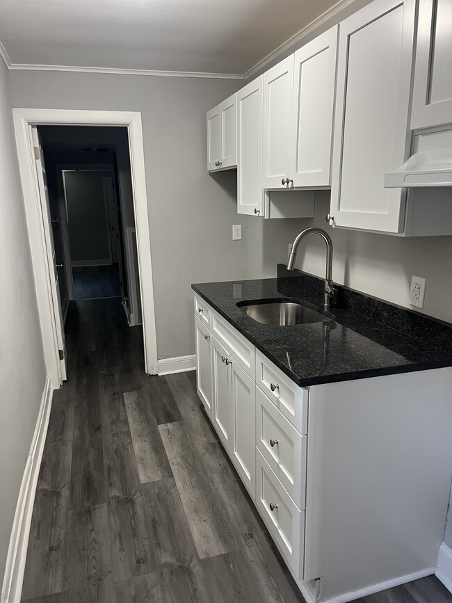 Building Photo - 322 E 11th St