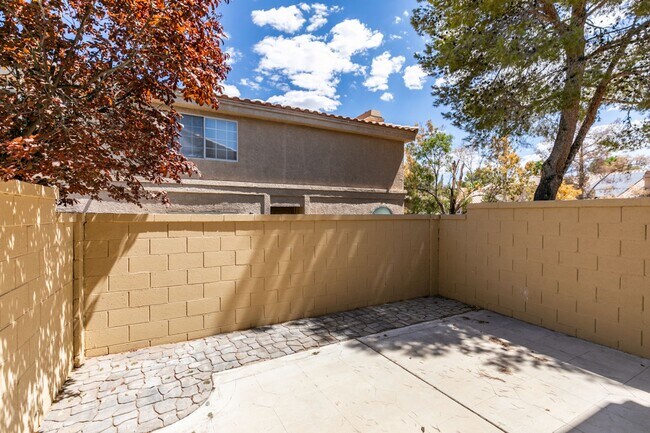 Building Photo - Stylish 2-Bedroom Townhome in Green Valley...