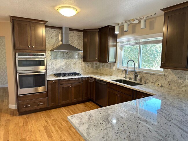 Building Photo - Beautiful 5 Bed, 2 Bath, 2,066 Sqft Pleasa...