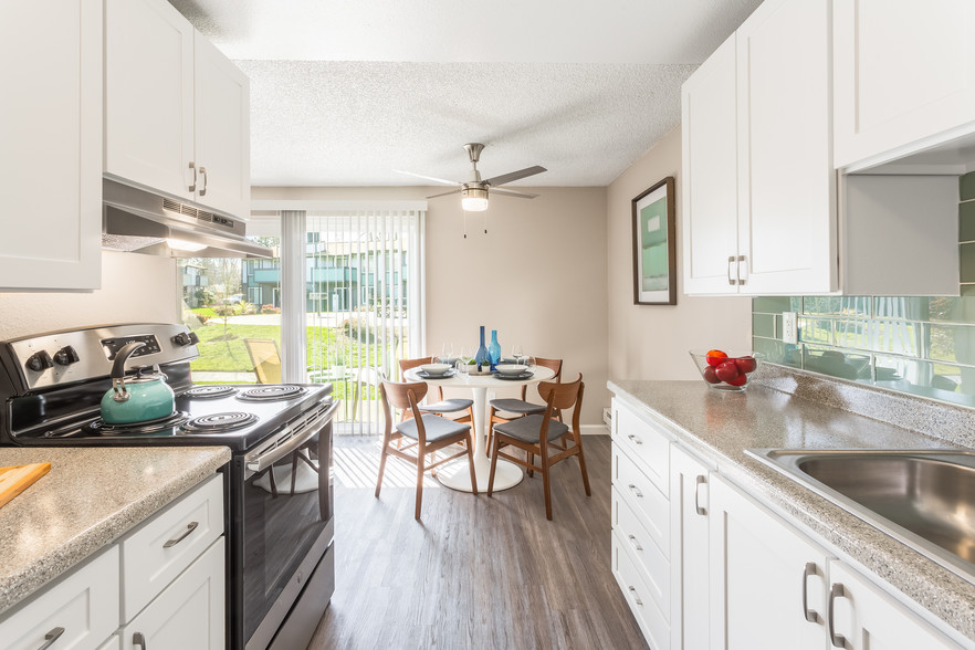 Premium - dining room w/ceiling fan - Astoria