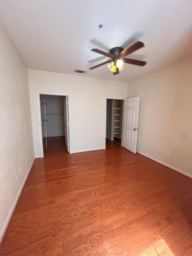 Building Photo - Beautiful Condo in the heart of Downtown O...