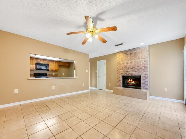 Building Photo - 2 Bedroom 1.5 Bath