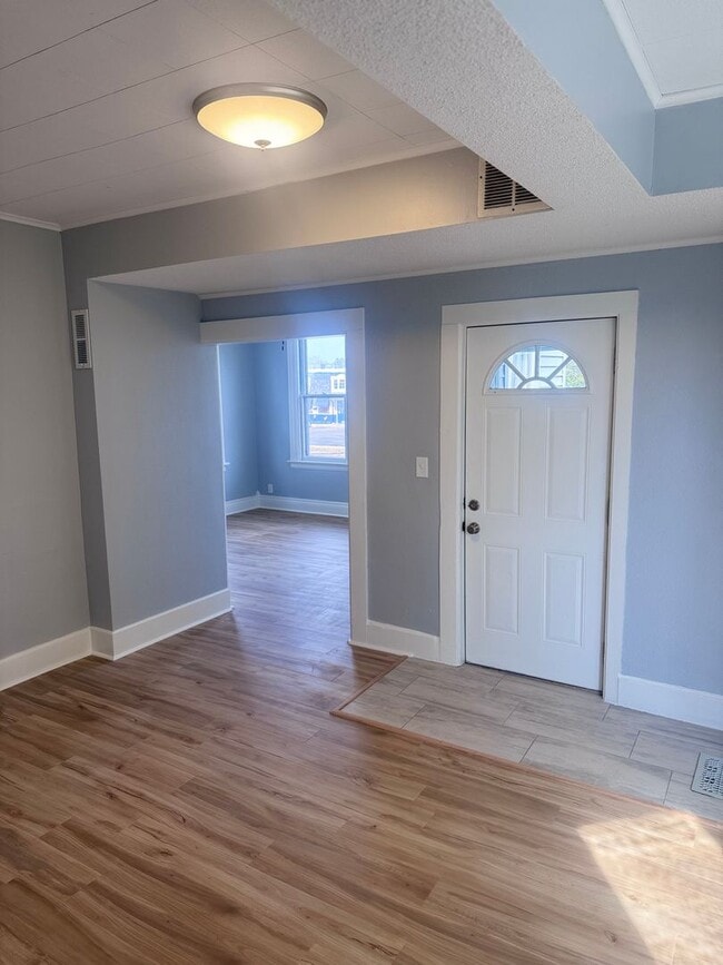 Building Photo - Remodeled 4 Bedroom 1 Bathroom Home