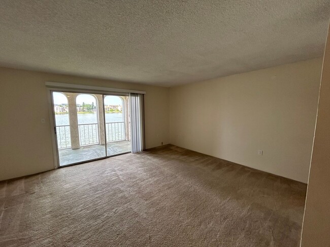 Building Photo - Available Mid April - Lovely 2/2 in in Alt...