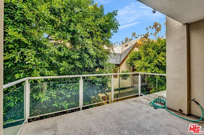 Building Photo - 723 Palisades Beach Rd
