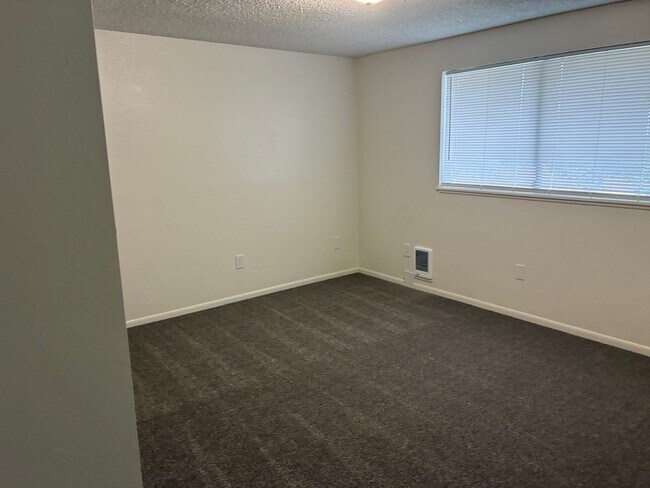 Building Photo - 516 N Flora Rd