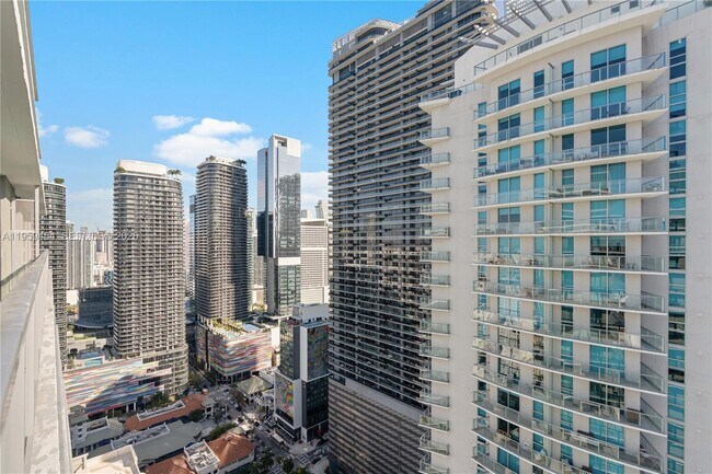 Building Photo - 1111 SW 1st Ave