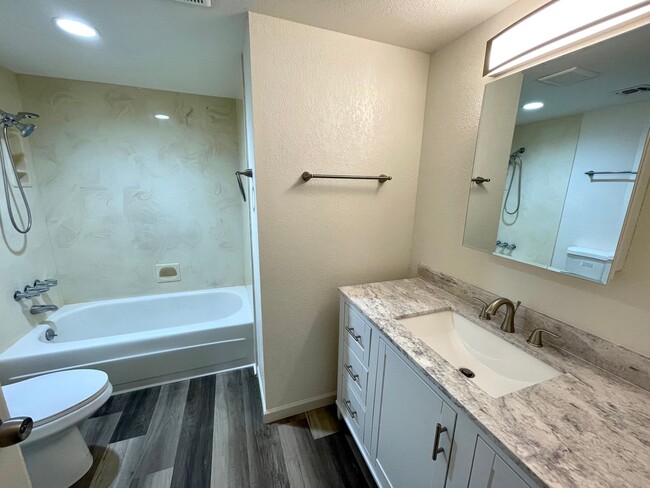 Building Photo - Beautifully Remodeled Large 3 Bedroom 2 Ba...