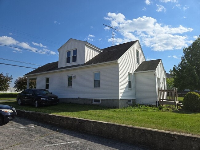 Building Photo - 3BR Home with Large Yard & Extra Storage