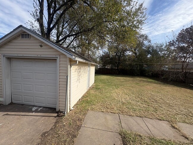 Building Photo - Beautiful 2 bedroom 1 bath with bonus room