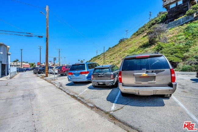 Building Photo - 130 Montreal St