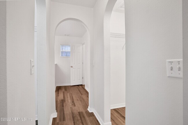 Building Photo - 11 Wheatfield Dr