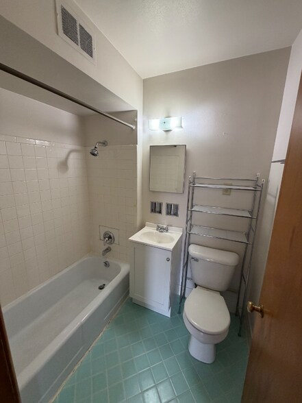 Building Photo - 9104 W Lincoln Ave