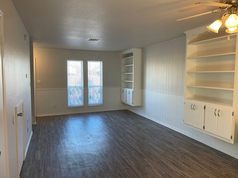 Building Photo - 1901 E Lindsey St