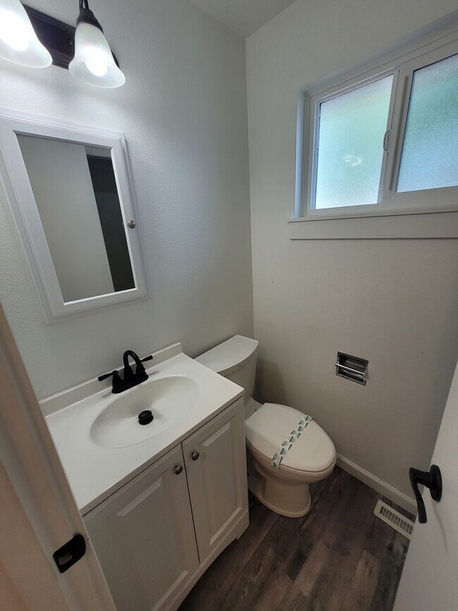 Building Photo - Updated, Single Level Home, 3BD/3BA, corne...