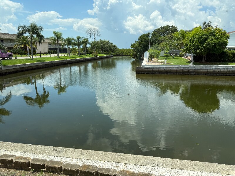 Building Photo - 8771 Bay Pointe Dr