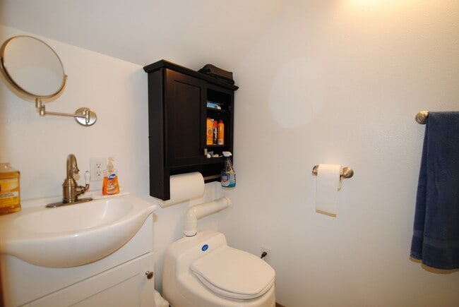 Building Photo - 1 Bed / 1 Bath off Roland Rd.