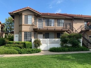 Building Photo - 2 bed / 2 bath unit in RSM available August 6th!!