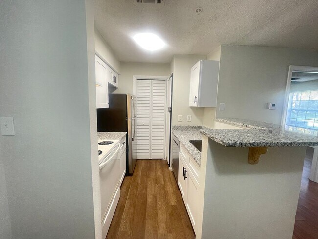 Building Photo - 1 Bed / 1 Bath Condo in Gated Comm. In Alt...