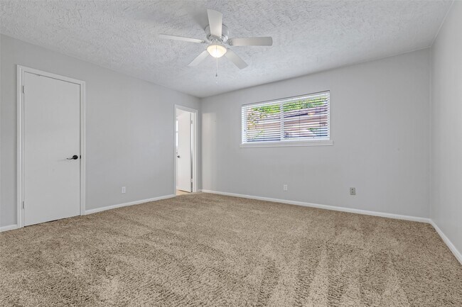 Building Photo - 3250 Three Pines Dr
