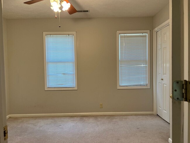 Building Photo - Well-Located 4 Bedroom with Versatile Living Space!!