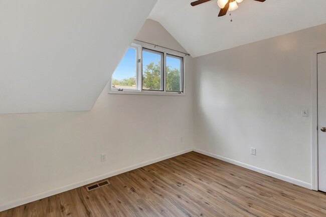 Building Photo - Charming Townhome with Easy Ashley River A...