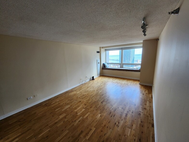 Building Photo - 512 N McClurg Ct