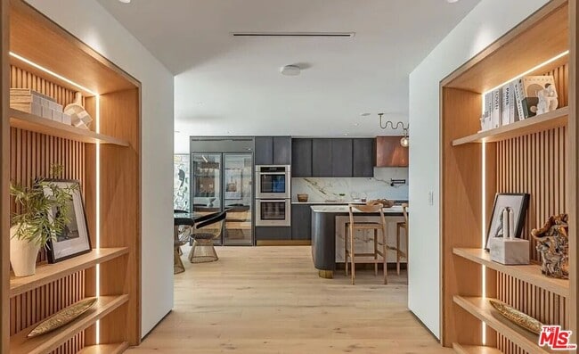 Building Photo - 1271 Sunset Plaza Dr