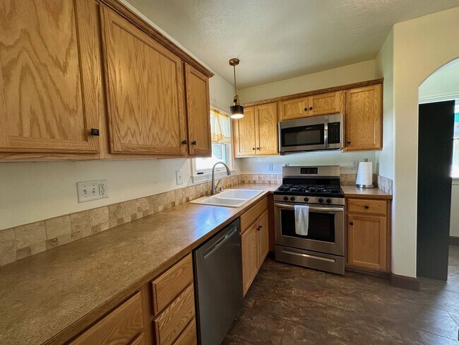 Building Photo - Stunning 3-Bedroom Craftsman Home in Kendall Yards