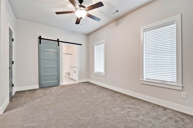 Building Photo - 930 S College Ave