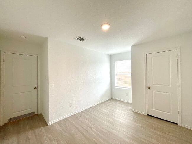 Building Photo - *MOVE IN SPECIAL* Beautiful 4BR/2BA Home with Fenced Yard & Garage!