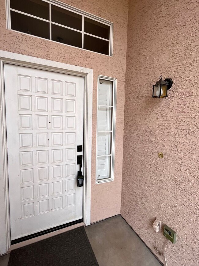 Building Photo - 4 Bedroom Home Near N McQueen Rd and E Cha...