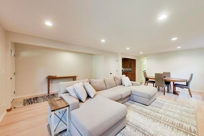 Building Photo - 539 S Evergreen Ave