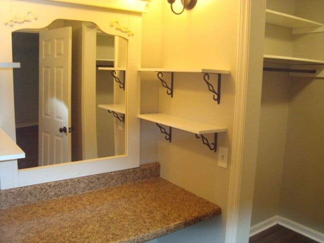 Building Photo - Renovated 4 bedroom available now to rent!