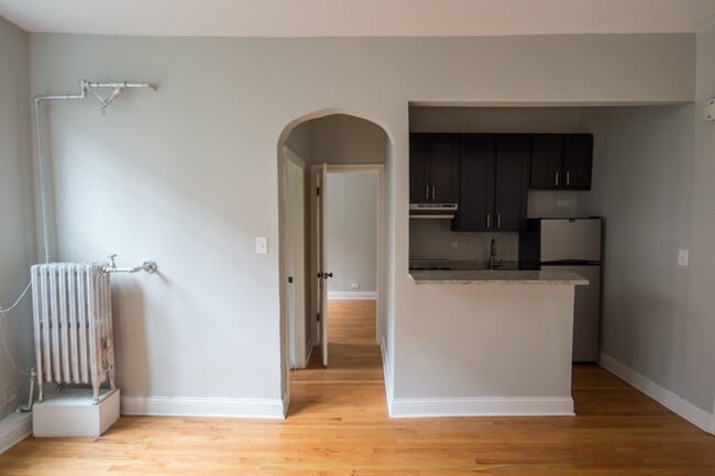 Building Photo - 4644 N Paulina St